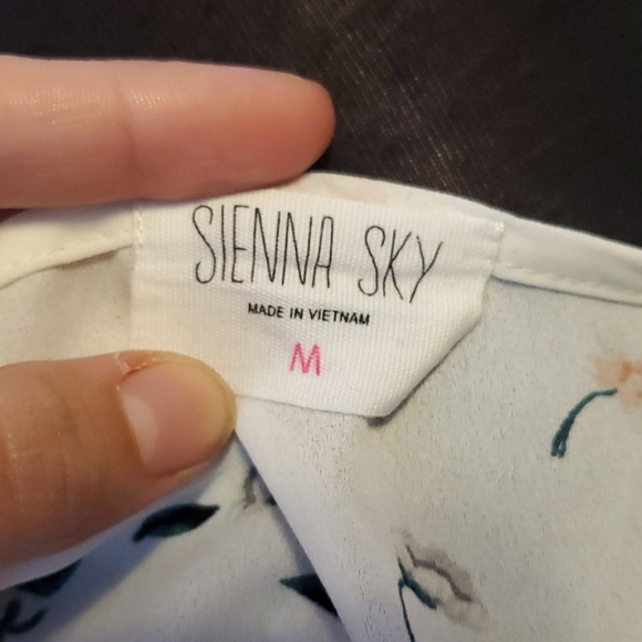 SIENNA SKY WOMENS White FLORAL blouse size M - Picture 2 of 4